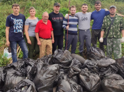 В Луганске прошла уборка побережья реки Ольховая от бытового мусора