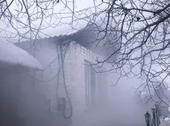 Спасатели МЧС отстояли дом в Свердловском районе ЛНР от крупного пожара