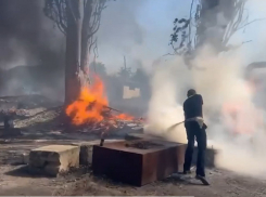 В Первомайске полицейским ЛНР пришлось тушить пожар во дворе колледжа