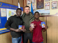 Сражавшиеся в ЛНР на СВО уроженцы Гамбии получили российские паспорта 