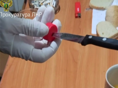 В Свердловске ЛНР 49-летняя женщина пыталась зарезать дочь подруги