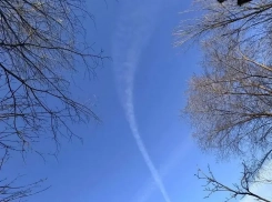 Лётчики ВКС поздравили женщин ЛНР с 8 марта рисунком в небе