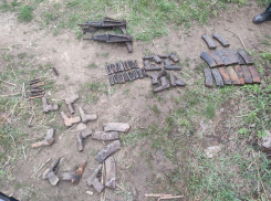 Школьник из Стаханова ЛНР помог полиции обнаружить схрон с оружием