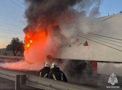 На трассе Счастье-Луганск загорелась фура с продуктами