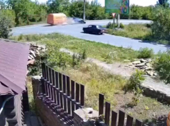 Микроавтобус снес легковушку и врезался в столб в Антраците ЛНР