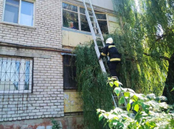 Двое детей оказались заключены одни в квартире в Луганске 