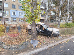  В Свердловске ЛНР пьяный подросток на «девятке» врезался в дерево