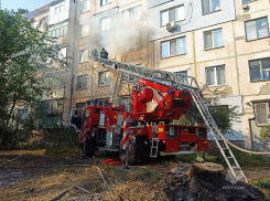 В Луганске на пожаре спасли семью с двухлетним ребенком