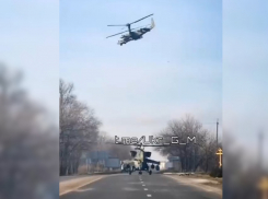 В сети появилось видео с вертолетом, пропускающим «помеху справа» на дороге при въезде в Луганск