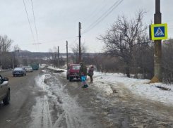 В Краснодоне ЛНР водитель сбил женщину и ребенка