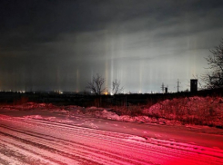 Жители ЛНР наблюдали светящиеся столбы