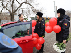 «Мамуля, помни: дома тебя очень ждут!»: луганское ГАИ поздравила женщин за рулем с Днем матери