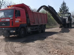 Более 7 тысяч километров изношенной дороги Свердловского района ЛНР восстанавливают ремонтники 