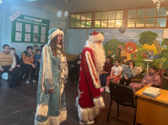 Волшебный новогодний праздник для маленьких пациентов прошёл в больнице Перевальска ЛНР 
