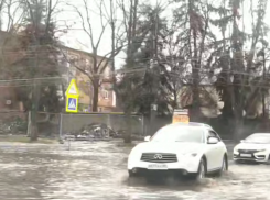 Ливневки не справляются с талыми водами в Луганске 