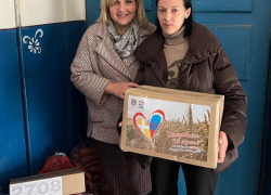 Продукты многодетной семье передала депутат из Луганска 