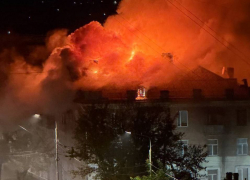 В Луганске горит крыша многоквартирного дома