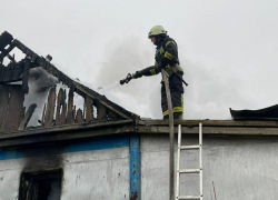 В Новопсковском районе ЛНР днем горел жилой дом