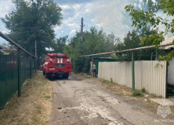 В одном из дворов частного сектора Кировска ЛНР начался пожар