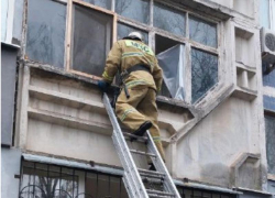 В Луганске пожарные помогли горожанке попасть к годовалой дочке, оказавшейся взаперти в квартире