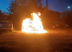 Автомобиль полностью сгорел в Брянке ЛНР