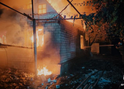 Огонь испепелил дом и гараж в Свердловске