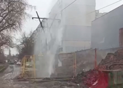 Жители Луганска засняли на видео «фонтан», рвущийся из-под земли