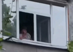 «Вот зачем вы достали оружие»: в Суходольске ЛНР женщина открыла стрельбу из окна