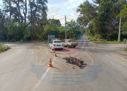 В Алчевске ЛНР 16-летняя девушка на мопеде влетела в «Жигули»