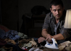 Два молодых жителя ЛНР рискуют сесть за утюг с удлинителем 