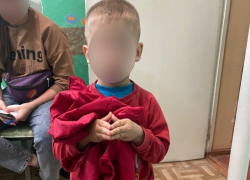 В Луганске мать бросила ребенка на детской площадке ради пьянки