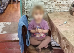 Мать бросила двух маленьких детей замерзать в неотапливаемом доме в Лутугино