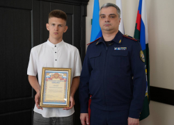 В Луганске наградили школьника, который спас подорвавшегося на мине друга