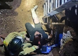 В Алчевске ЛНР спасатели достали женщину с переломом из глубокой ямы