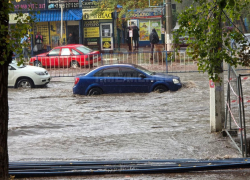 Улицы Луганска затопило