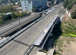 Специалисты завершают возведение моста в Луганске