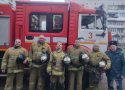 Мать и четверых детей спасли луганские пожарные из горящего подъезда