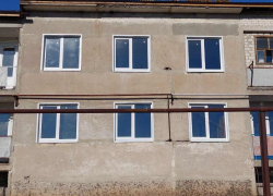 Пострадавшую от обстрела ВСУ многоэтажку в селе Поповка ЛНР отремонтировал регион-шеф 