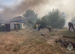 Природный пожар перекинулся на жилой сектор в Ровеньках ЛНР