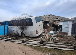 Ребенка и его маму госпитализировали после тарана автобусом их дома в Марковке