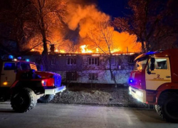 Утратившим имущество и документы при пожаре в Стандартном городке Луганска жителям помогает администрация города 