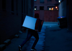 Житель Северодонецка ЛНР вынес телевизор из квартиры пенсионера