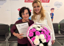 Сенатор РФ от ЛНР наградила героев-учителей из прифронтового Северодонецка