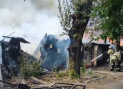 В Перевальске ЛНР восемь часов тушили пожар – горели хозпостройки и гаражи