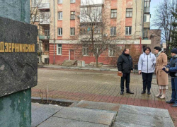 Пешеходные дорожки, ступени и лавочки обновят в сквере пограничников в Луганске 