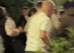 Толпа молодежи кулаками выяснила отношения в городском парке Стаханова