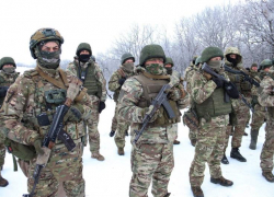 Бойцам на полигоне в ЛНР передали зимнюю экипировку и продукты