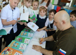 Школьники из Луганска и Мариуполя познакомились с детским писателем Валентином Постниковым 