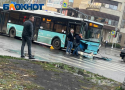 В Луганске автобус с автомобилем не поделили дорогу