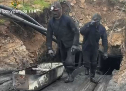 Экстремальная добыча угля в ЛНР: «черные копатели», шатаясь, вышли из недр